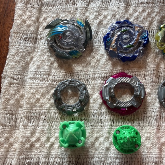 Beyblade lot! Everything you need to start playing beyblade. - Picture 3 of 6